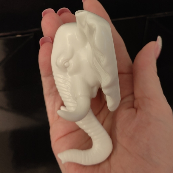 Decorative Glossy White Elephant Head PVC Wall Hook - Picture 6 of 9